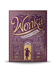 Baralho Wonka inspirado em Willy Wonka, com ilustrações detalhadas, caixa roxa fosca com detalhes dourados e acabamento premium.