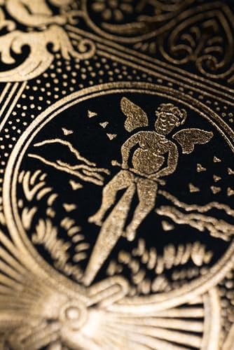 Bicycle Black and Gold Metalluxe - detalhe macro do querubim dourado